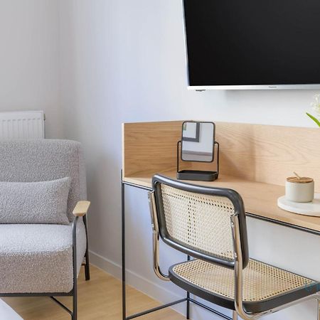Sun-Splashed 2-Bdr Corner Apartment With Hillside Views! Athena Bagian luar foto